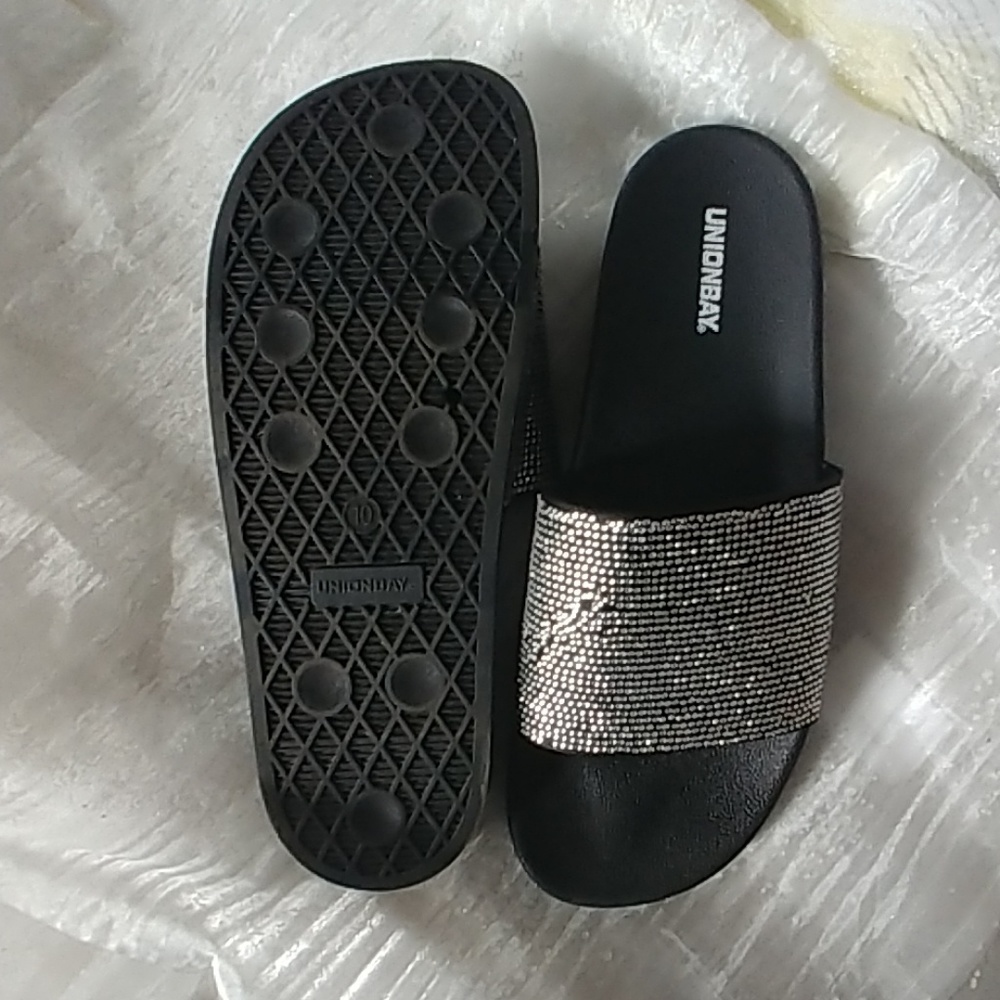 Slippers - Picture 2 of 4